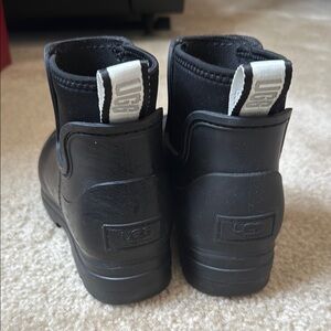 Great Condition:
UGG Black Ankle Boots for the winter and rain.